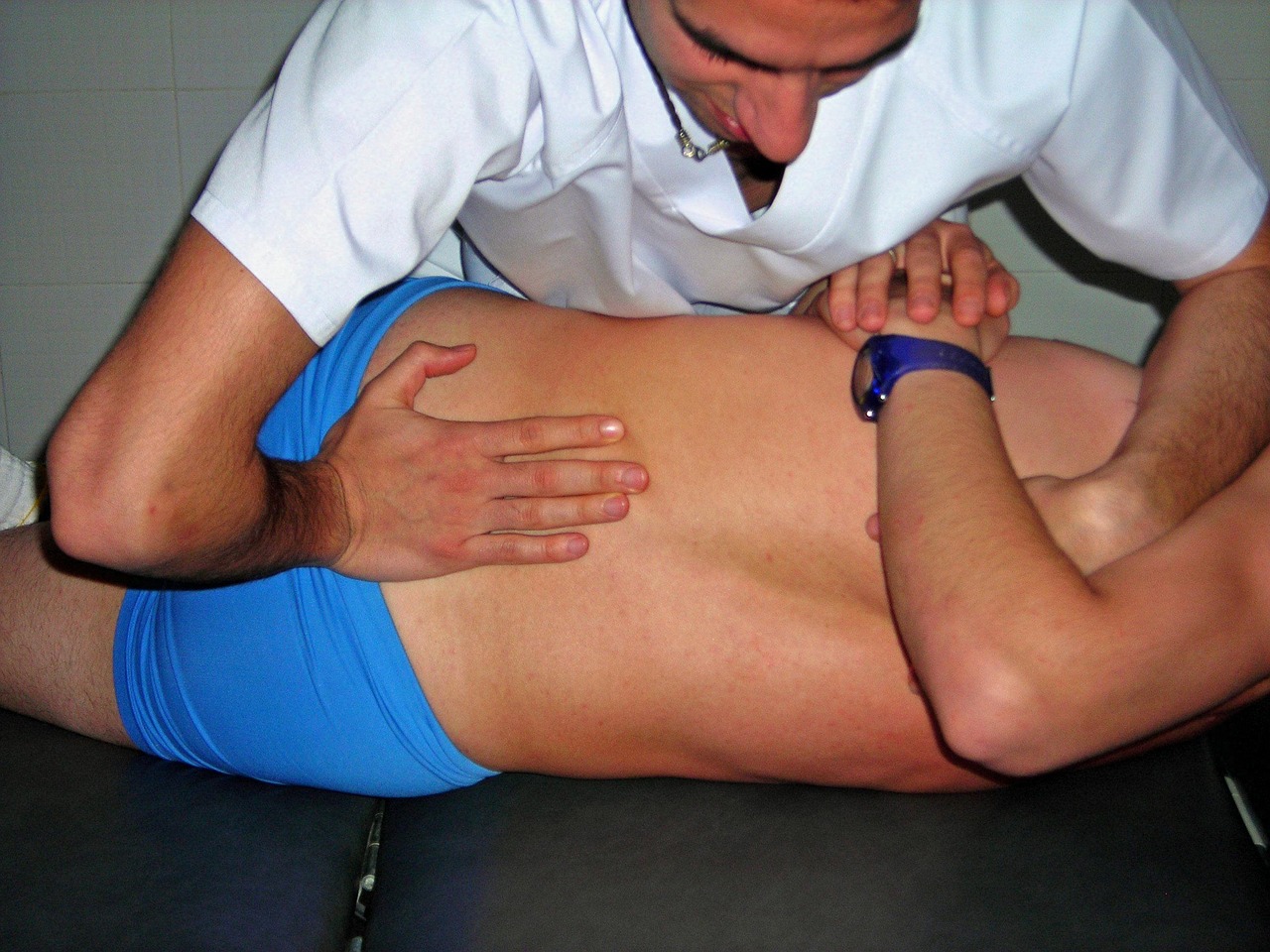 osteopathie: ganzheitliche manuelle therapie zur förderung der gesundheit und linderung von schmerzen durch behandlung des bewegungsapparates.